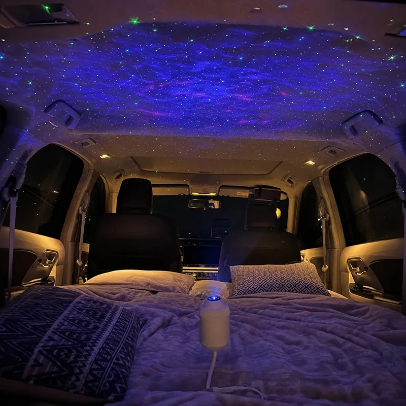 Sternenprojektion im Fahrzeug beim Camping